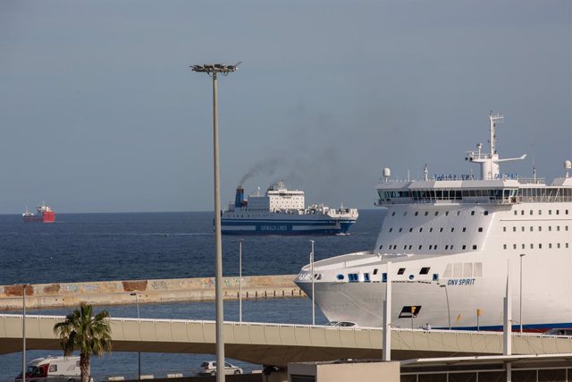 Archivo - Dos creuers a la terminal del Port de Barcelona