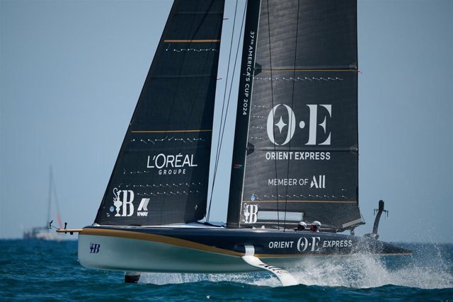 El velero Orient Express Racing Team, participante como 'challenger' en la 37ª America's Cup de Barcelona 2024, entrena en aguas barcelonesas