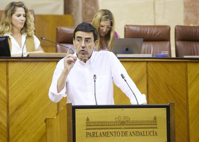 Archivo - El diputado del PSOE-A Mario Jiménez, en una imagen de archivo en el Pleno del Parlamento. 