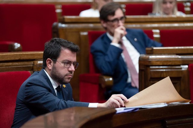 El presidente de la Generalitat de Catalunya, Pere Aragonès (i), y el líder del PSC, Salvador Illa (d), durante el tercer Debate de Política General de la legislatura, en el Parlament de Catalunya, a 27 de septiembre de 2023, en Barcelona, Catalunya (Espa