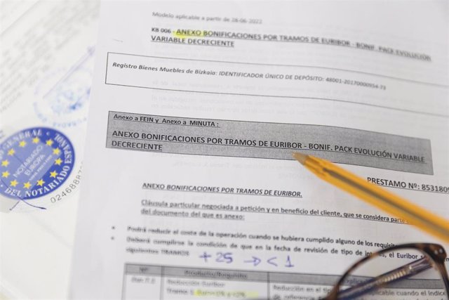 Archivo - Documentación para la firma de una hipoteca, a 15 de marzo de 2023, en Madrid (España)
