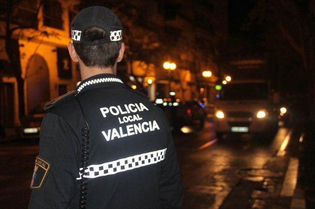 Archivo - Imagen de archivo de un agente de la Policía Local de València. 