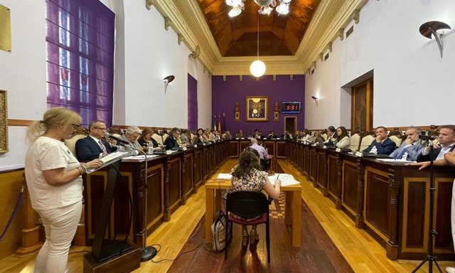 Lectura en el pleno de la moción en la que se pedía el cese de María Segovia
