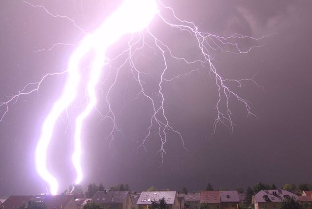 Un enorme rayo cae durante una tormenta en Maguncia, Alemania.