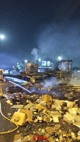 L'incendi d'un camió talla l'autopista AP-7 a l'altura de Sant Cugat del Vallès (Barcelona) en direcció a Tarragona.