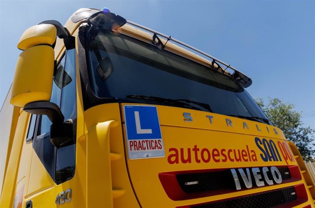 Archivo - Un camión de prácticas de la autoescuela San Pol en un parking, a 25 de julio de 2023, en Madrid (España). 