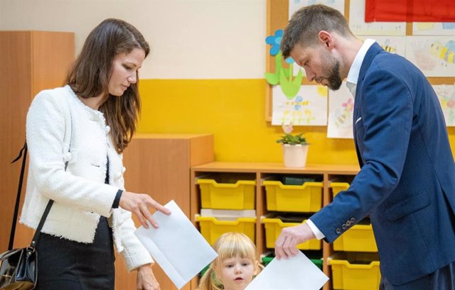 El candidato progresista eslovaco Michal Simecka deposita su voto