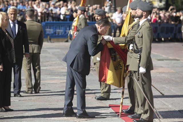 El alcalde de Oviedo, Alfredo Canteli, durante la Jura de Bandera a 30 de septiembre de 2023. El Ayuntamiento ha organizado, junto con el Regimiento Príncipe número 3, una Jura de Bandera para Personal Civil seguida de un desfile militar la calle Uría.