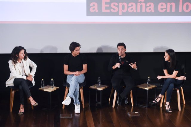 El director de cinema Juan Antonio Bayona en una roda de premsa