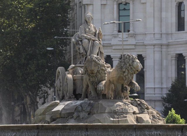 Archivo - Fuente de Cibeles junto al Palacio de Telecomunicaciones que alberga la sede del Ayuntamiento de Madrid.