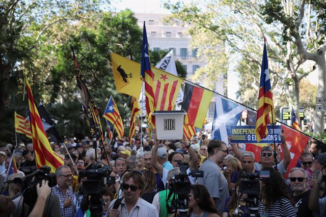Manifestants en l'acte de l'ANC pel sisè aniversari de l'1-O