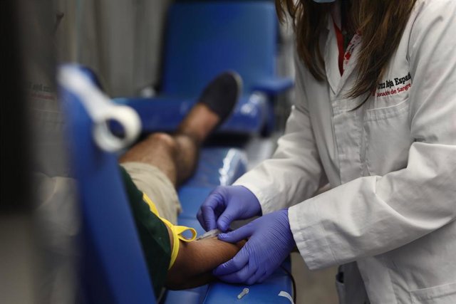 Archivo - Una persona dona sangre durante el Día Mundial del Donante de Sangre 2022, en el Hospital de Getafe, en Madrid (España). 
