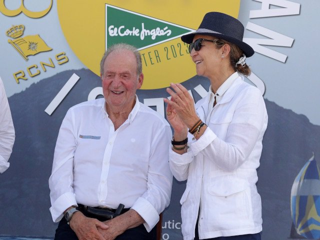 Don Juan Carlos y la Infanta Elena durante el acto de entrega de premios de la 8ª edición de las Regatas Rey Juan Carlos