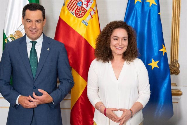 El presidente de la Junta de Andalucía, Juanma Moreno , junto a la portavoz de Por Andalucía, Inmaculada Nieto, en la ronda de reuniones con los portavoces de los grupos políticos del Parlamento, a  08 de septiembre del  en Sevilla (Andalucía, España), en