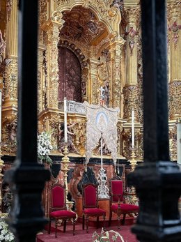 El Simpecado de la Hermandad Matriz del Almonte presidente el Santuario de la aldea mientras se prolongan los trabajos de restauración de la Virgen del Rocío.