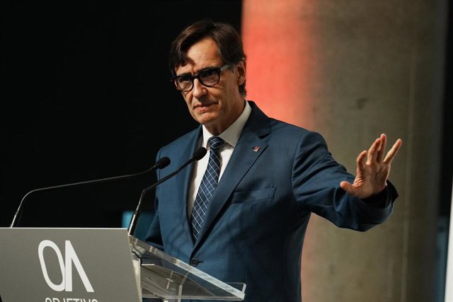 El líder del PSC, Salvador Illa, interviene durante el encuentro 'Objetivo Actualidad', en el Palacio Euskalduna, a 2 de octubre de 2023, en Bilbao, Vizcaya, País Vasco (España). El periódico El Correo, perteneciente al Grupo Vocento, ha organizado este e