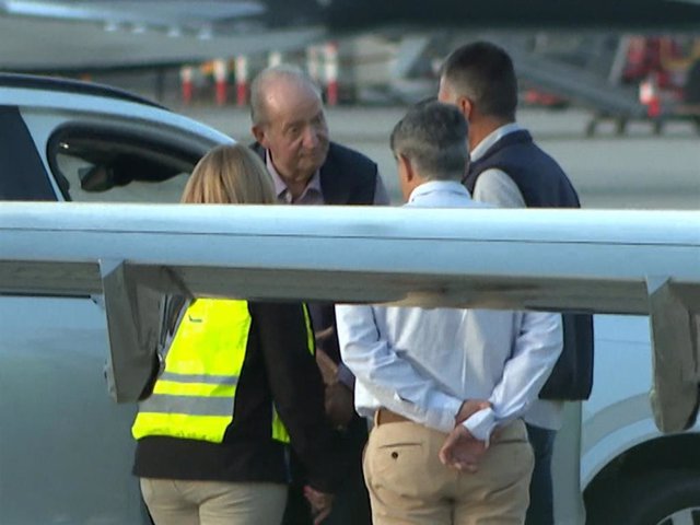 El Rey emérito, Juan Carlos I, a su llegada al Aeropuerto Internacional de Vigo-Peinador para marcharse de España tras su semana en Sanxenxo