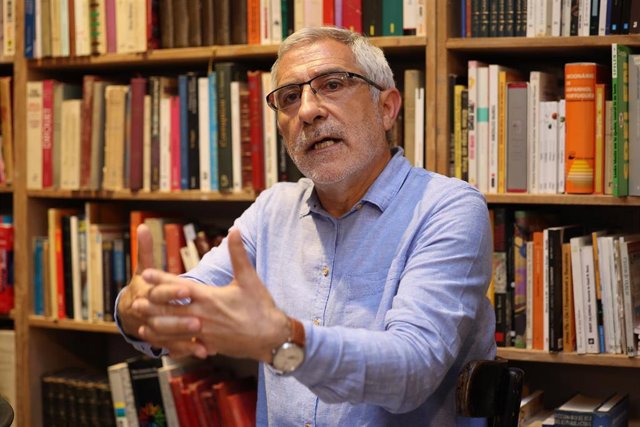 Archivo - El portavoz de IU-Convocatoria por Oviedo, Gaspar Llamazares, en un aimagen de archivo.