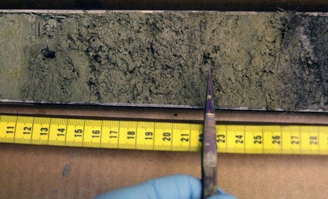 Una muestra de un núcleo de sedimento recolectado del lago Wax Lips en Groenlandia.