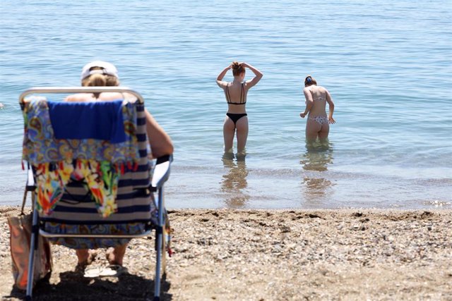 Archivo - Varias personas en la playa de La Malagueta, foto de archivo