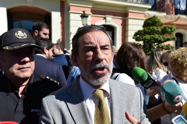 El delegado del Gobierno, Francisco Jiménez, ofrece declaraciones a los medios de comunicación tras el minuto de silencio en la puerta del Ayuntamiento de Murcia por las victimas de la discoteca