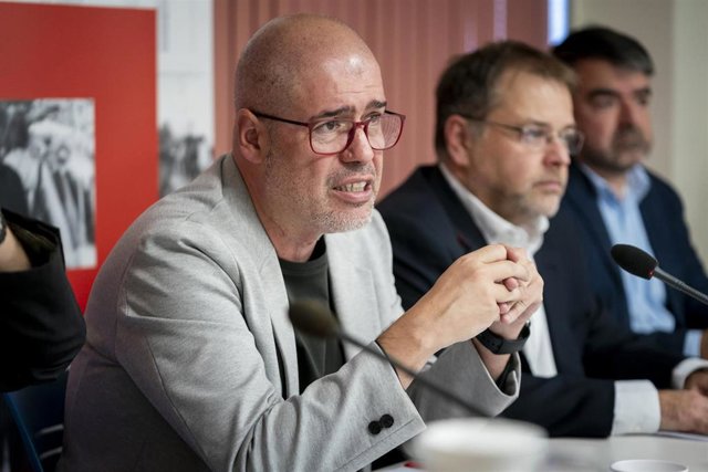 El secretario general de CCOO, Unai Sordo (1i), interviene durante la presentación de los resultados de una encuesta de negociación colectiva, en la sede del sindicato, a 2 de octubre de 2023, en Madrid (España). 