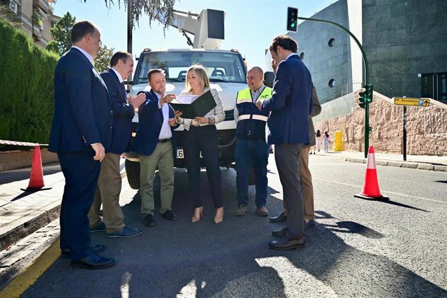 La alcaldesa de Granada, Marifrán Carazo, junto al Palacio de Congresos.