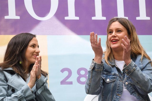 Archivo - La secretaria general de Podemos, Ione Belarra, y  la última candidata de Podemos, IU y Alianza Verde a la Presidencia de la Comunidad de Madrid, Alejandra Jacinto, durante un acto de campaña, a 20 de mayo de 2023, en Madrid (España). 