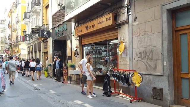 Archivo - Imagen de tiendas en València. 