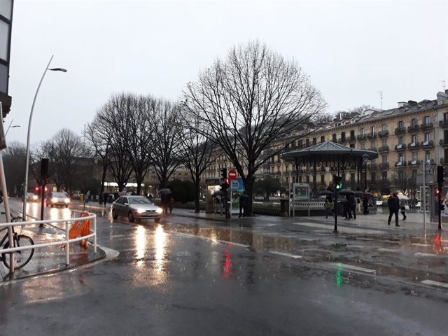Archivo - Lluvia en San Sebastián