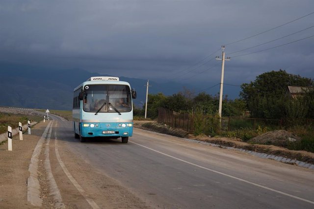 Un autobús con residentes de Nagorno Karabaj siendo evacuados del territorio hacia Armenia