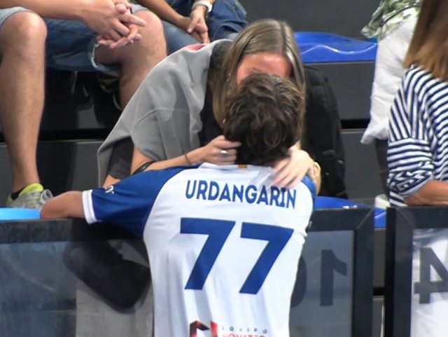 Pablo Urdangarín y Johanna Zott celebrando la victoria del Granollers con un beso