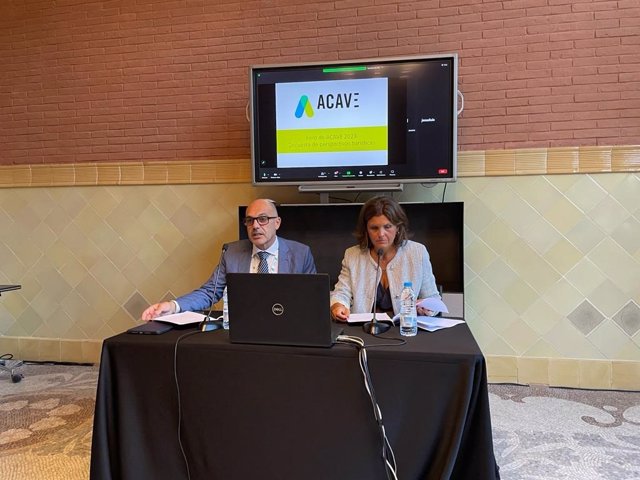 El presidente de Acave, Jordi Martí, en rueda de prensa junto a la gerente Catiana Tur para exponer los resultados de una encuesta a agencias de viajes sobre el balance del verano y las perspectivas para finales de año.