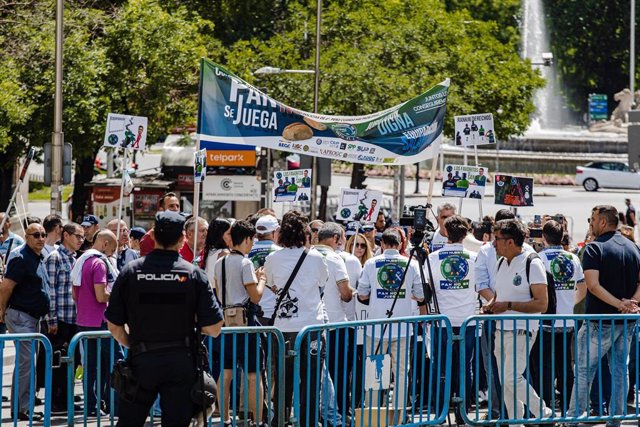 Archivo - Manifestantes durante una concentración de la plataforma que agrupa a una docena de organizaciones de Policía y Guardia Civil, frente al Congreso de los Diputados, a 10 de mayo de 2023, en Madrid (España)