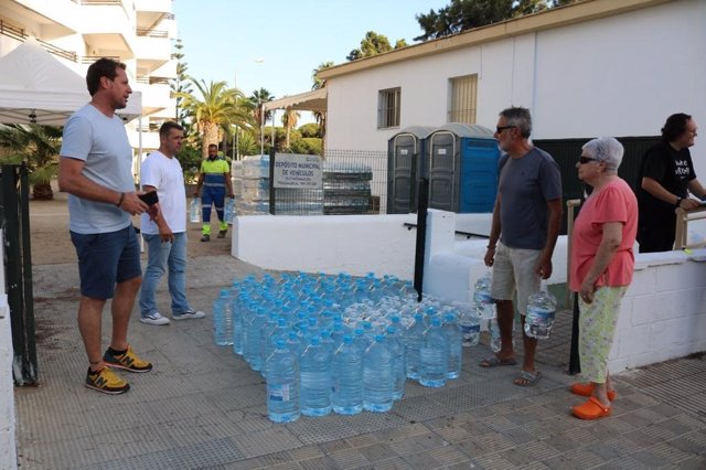 Reparto de agua en Nuevo Portil.