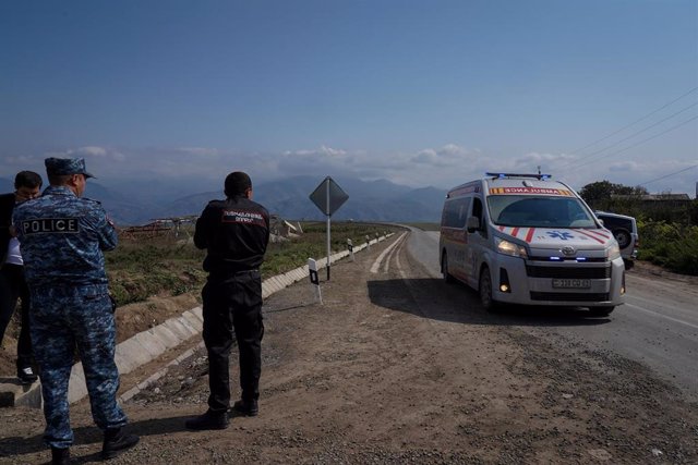 Llegada de una ambulancia a Kornidzor, en pleno éxodo de ciudadanos de Nagorno-Karabaj