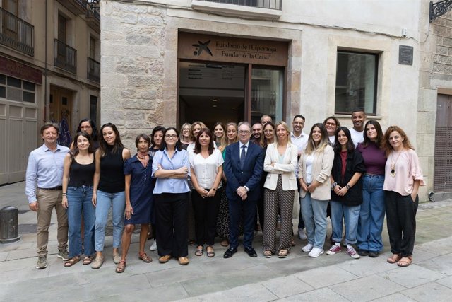 Membres de la Fundació de l'Esperança commemoren el 10è aniversari de l'entitat.
