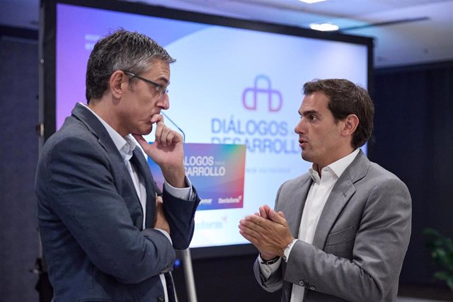 El exdiputado del PSOE Eduardo Madina (i) y el expresidente de Ciudadanos Albert Rivera (d) protagonizan un nuevo encuentro de Diálogos para el Desarrollo, en el Hotel NH Collection Madrid Eurobuilding, a 3 de octubre de 2023, en Madrid (España). 