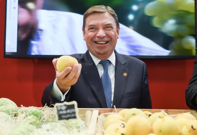 Archivo - El ministro de Agricultura y Pesca, Luis Planas, sostiene una pìeza de fruta en su visita a la Feria Internacional de Frutas y Verduras, ‘Fruit Attraction 2023’,  