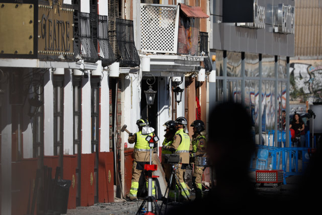 Bomberos de Murcia trabajan frente al Teatre, en la zona de ocio de Las Atalayas, donde ocurrió el incendio. 