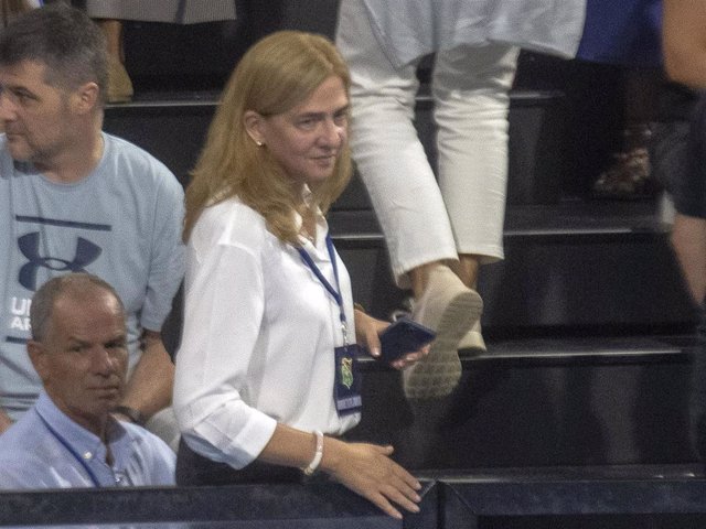 La Infanta Cristina anima a su hijo, Pablo Urdangarín, en su último partido de balonmano