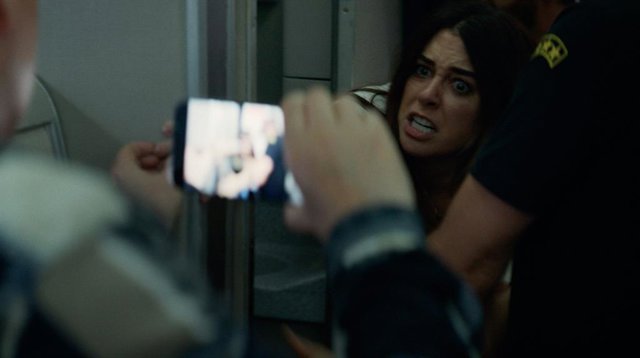 Blanca Suárez es "la loca del avión" en este clip en primicia de 'Me he hecho viral'