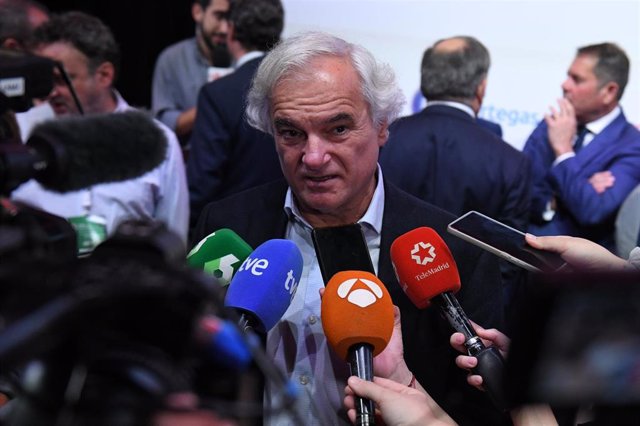 El presidente de CEIM, Miguel Garrido, ofrece declaraciones a los medios durante la inauguración de la II edición de Madrid Leaders Forum, en el Teatro Goya Multiespacio de Madrid, a 4 de octubre de 2023, en Madrid (España). 