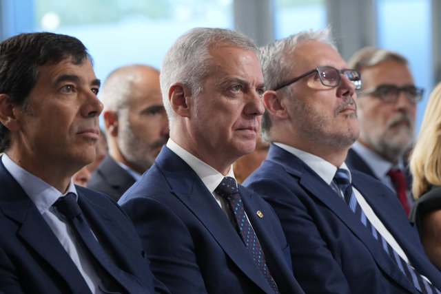 (I-D) El presidente de Kutxabank, Antón Arriola Boneta, el Lehendakari, Iñigo Urkullu, y el director general de El Diario Vasco, Iñigo Barrenechea.
