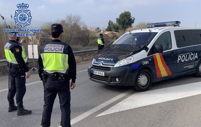 Archivo - La Policía Nacional en un control de carretera. Foto de archivo.