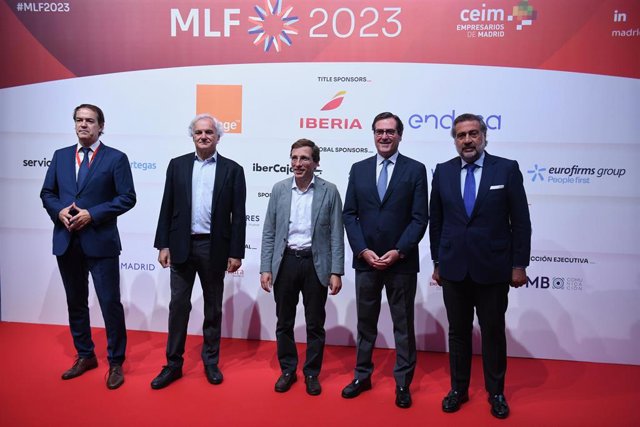 El presidente de CEIM, Miguel Garrido (2i); el alcalde de Madrid, José Luis Martínez-Almeida (3i); el presidente de la CEOE, Antonio Garamendi (2d), y el presidente de CEIM, Miguel Garrido, posan a su llegada a la inauguración de la II edición de Madrid L