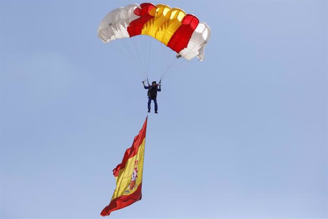 Archivo - Los Reyes presiden el desfile de Día de las Fuerzas Armadas 2023, a 3 de junio de 2023 en Granada (Andalucía, España). 