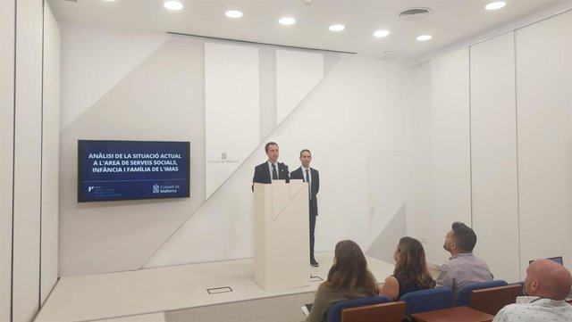 El presidente del Consell de Mallorca, Llorenç Galmés, y el conseller insular de Bienestar Social y presidente del IMAS, Guillermo Sánchez.