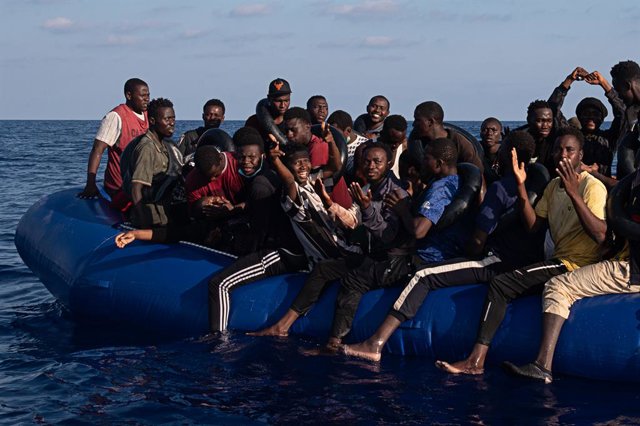 Un grup de migrants a les costes de Líbia