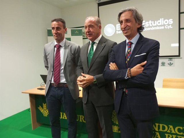 El representante de Ecova en Zamora, Raúl Zurrón; el director general de Caja Rural de Zamora, Cipriano García; y el presidente de Ecova, Juan Carlos de Margarida.